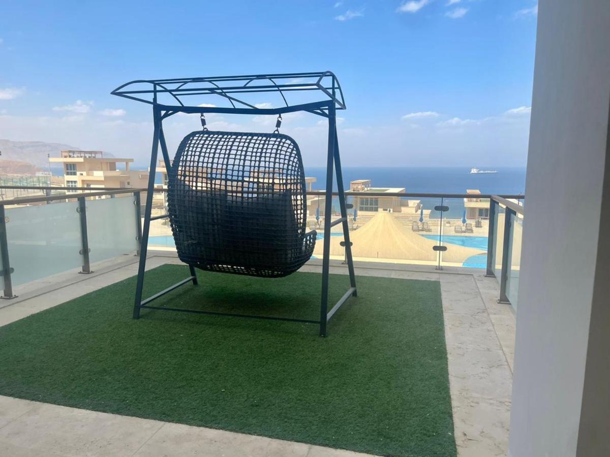Tolip Resort El Galala Hills Ain Sukhna Exterior foto Artificial grass on a balcony